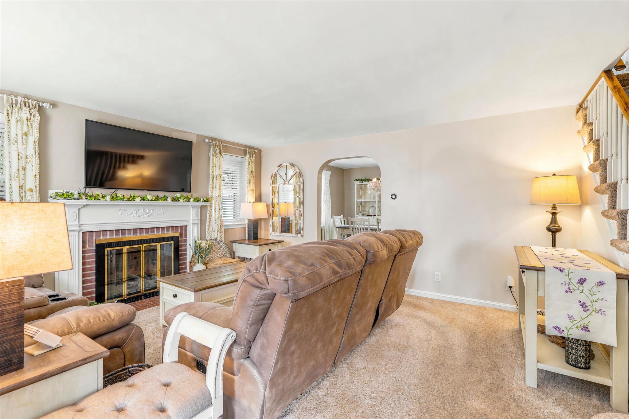 408 Maplewood Road Springfield, PA 19064 - Photo 6 of 24 Living room