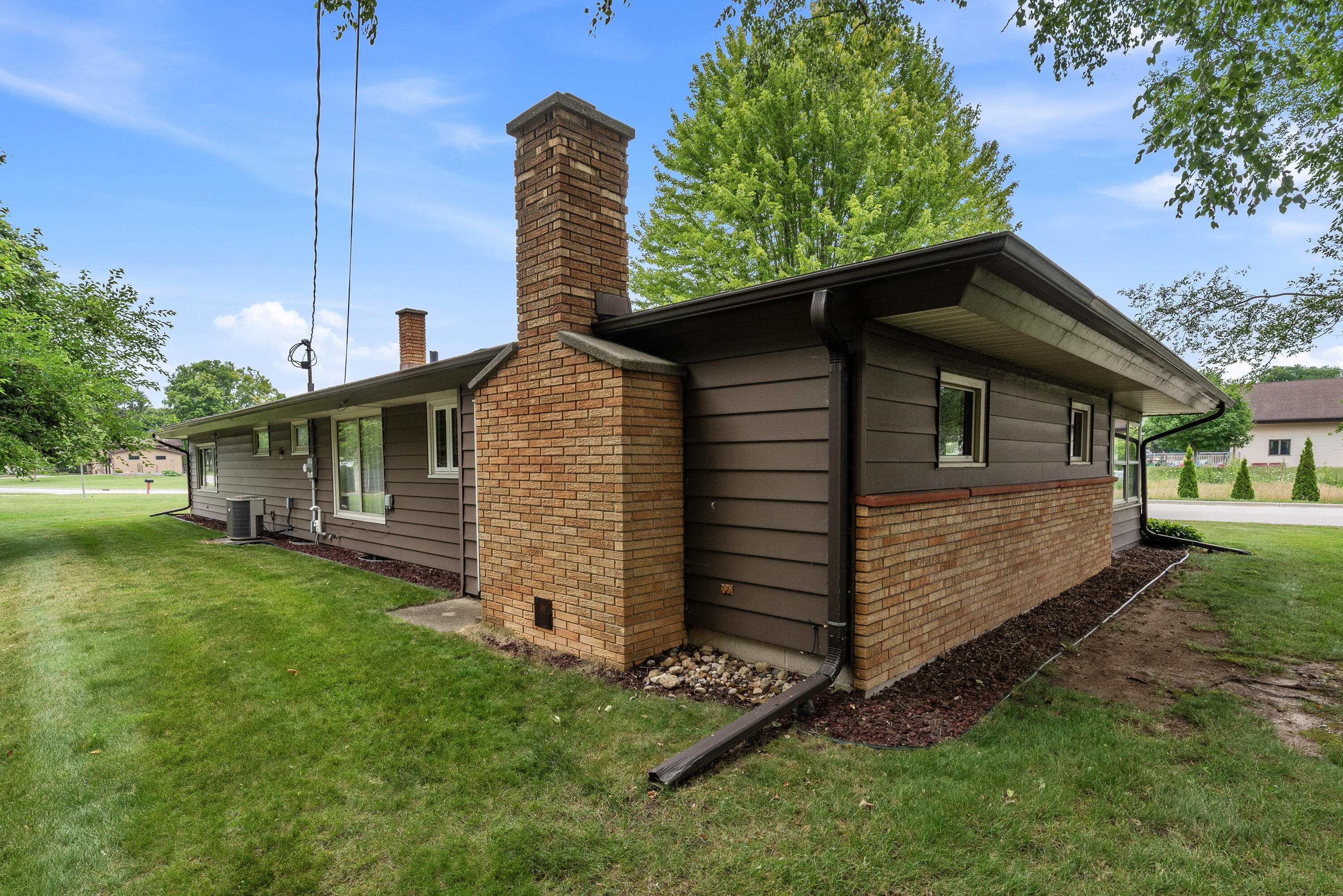 107 Edmaro Street Fredonia, WI 53021 - Photo 4 of 41 107 Edmaro St-10