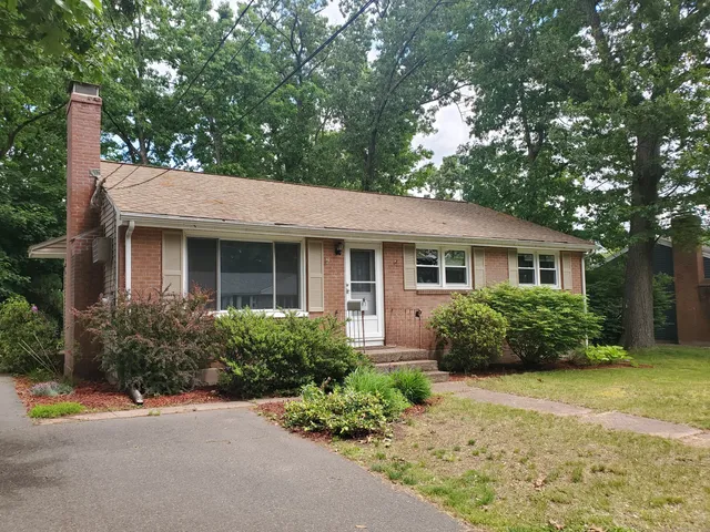 $2,300 | 61 Grant Road, Manchester, CT 06042