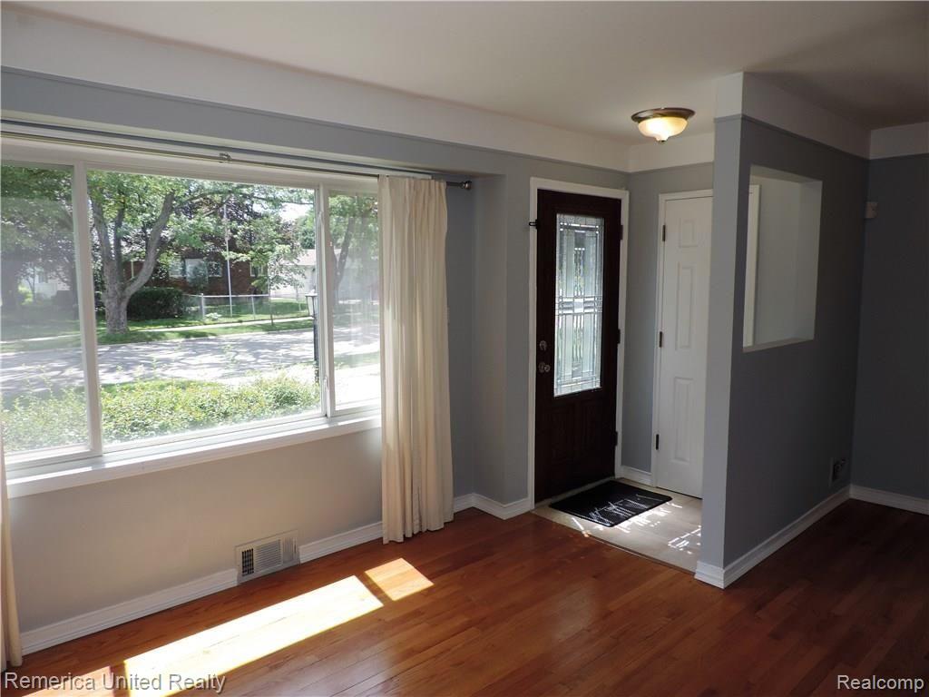 32020 Marblehead Road Farmington, MI 48336 - Photo 3 of 32 DSCN5354.JPG