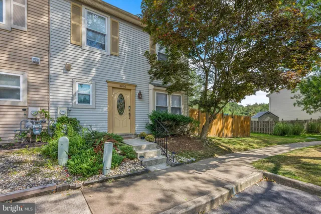 a view of a house with backyard and garden
