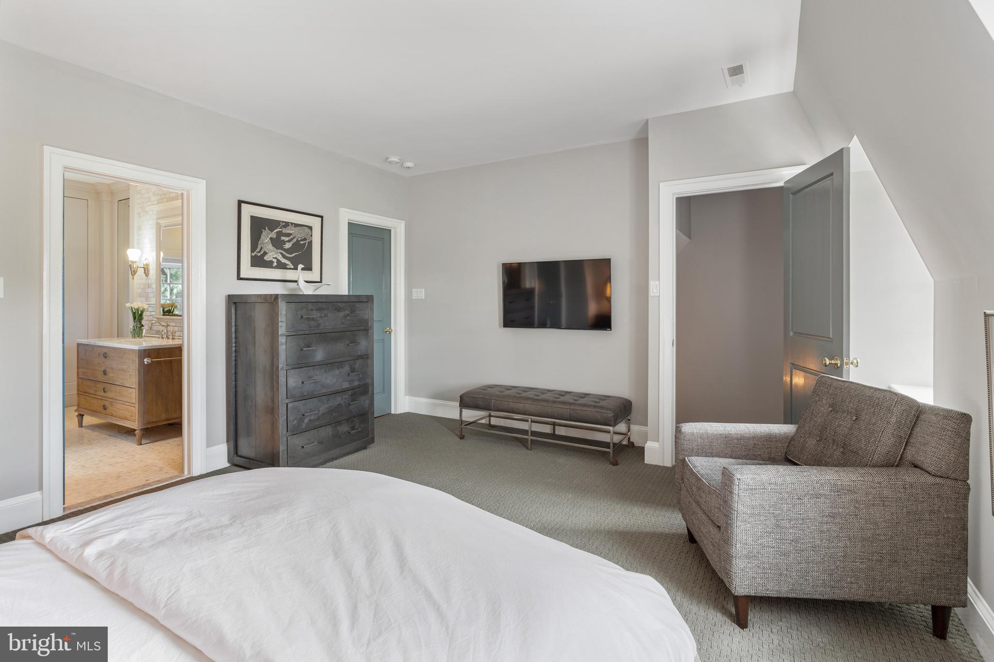 2103 R Street Northwest Washington, DC 20008 - Photo 25 of 36 Owner's Suite