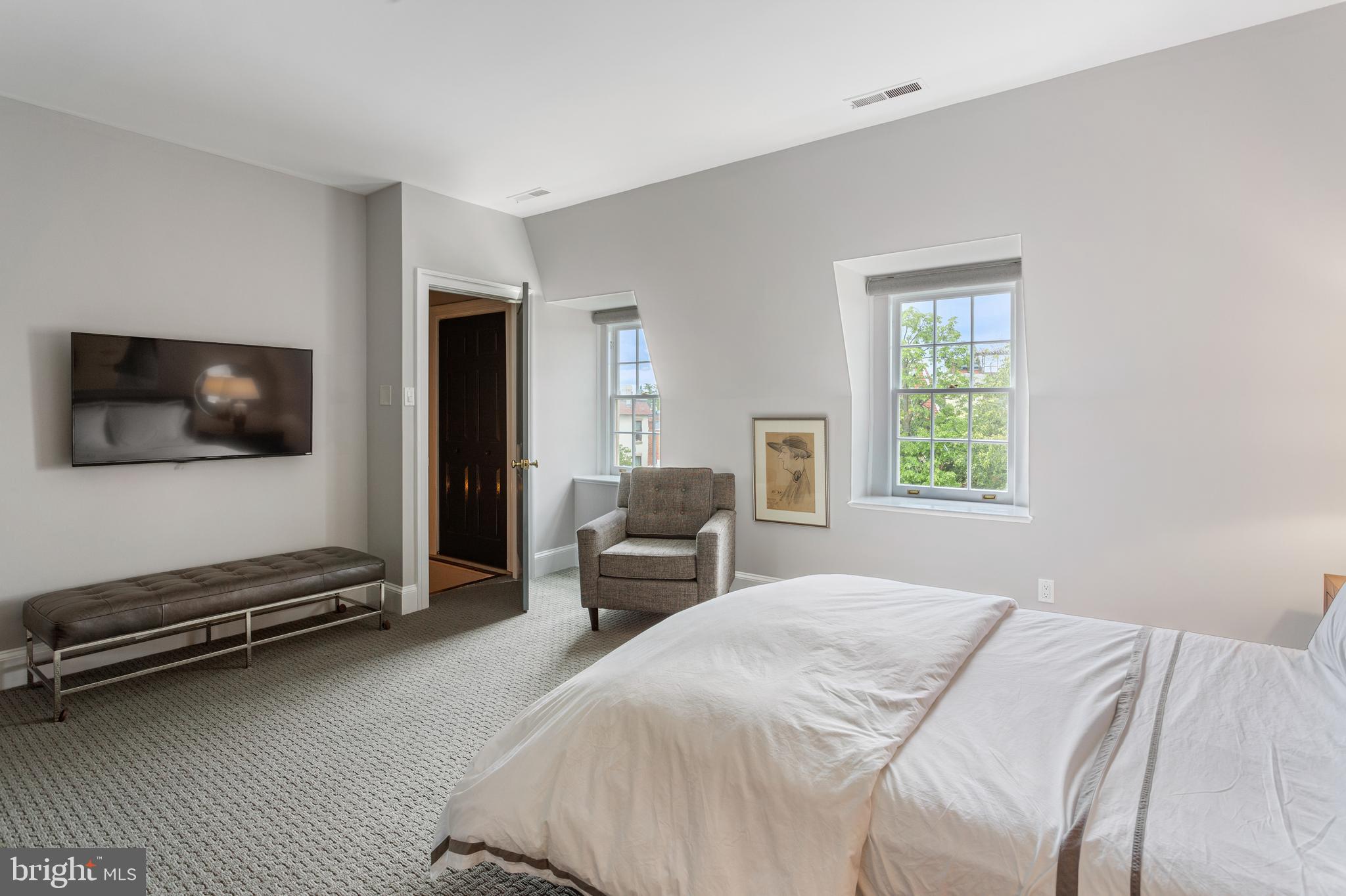 2103 R Street Northwest Washington, DC 20008 - Photo 26 of 36 Owner's Suite