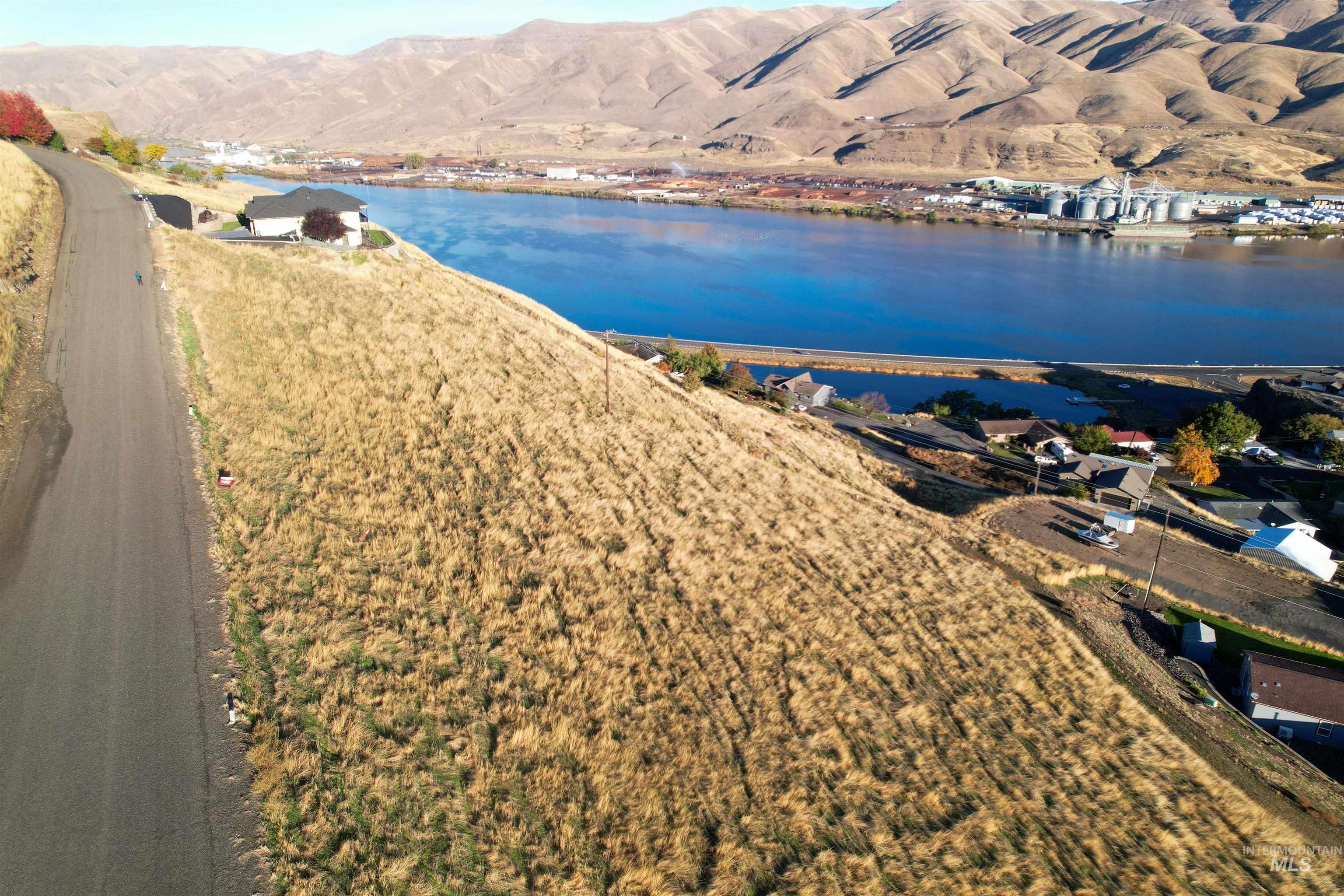 2600 Valleyview Drive Clarkston, WA 99403 - Photo 2 of 13 Water view with mountains