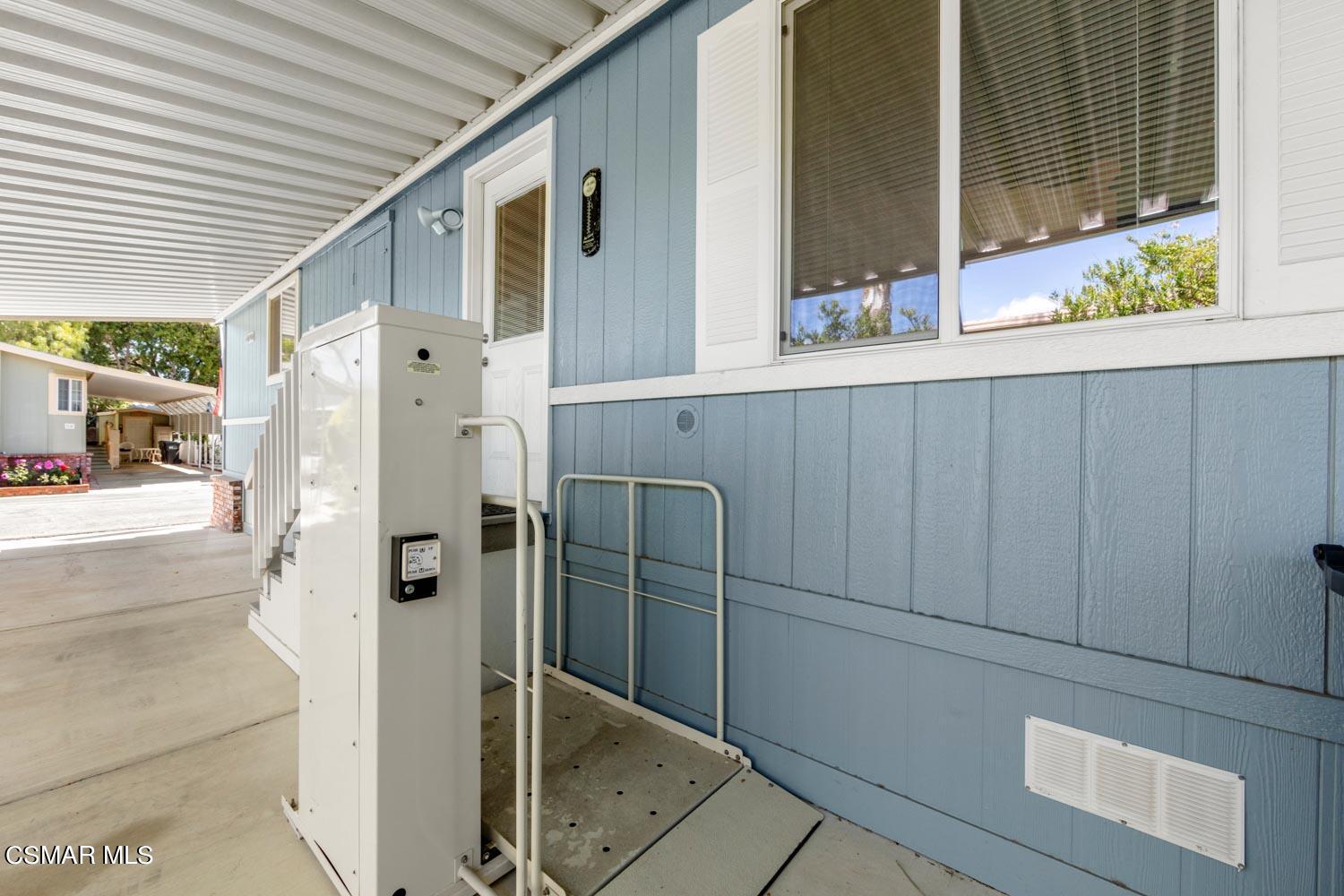 195 Tierra Rejada Road, Unit 155 Simi Valley, CA 93065 - Photo 6 of 33 a bathroom with a shower