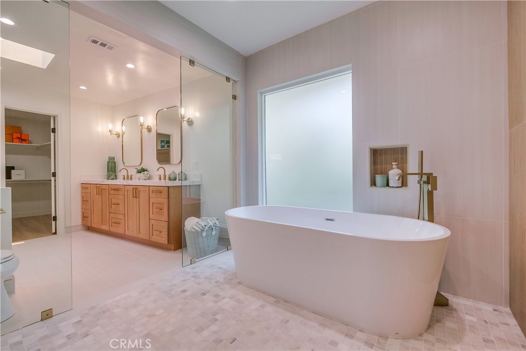 5205 Middlecrest Road Rancho Palos Verdes, CA 90275 - Photo 29 of 63 a spacious bathroom with a tub sink and mirror