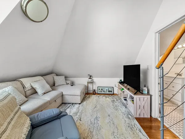 $2,200 | 83 Pleasant Street, Unit 7, Marblehead, MA 01945