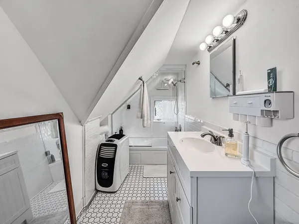 $2,200 | 83 Pleasant Street, Unit 7, Marblehead, MA 01945