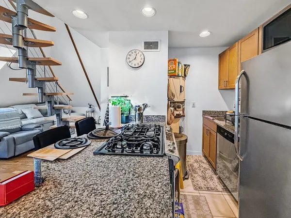 $2,200 | 83 Pleasant Street, Unit 7, Marblehead, MA 01945