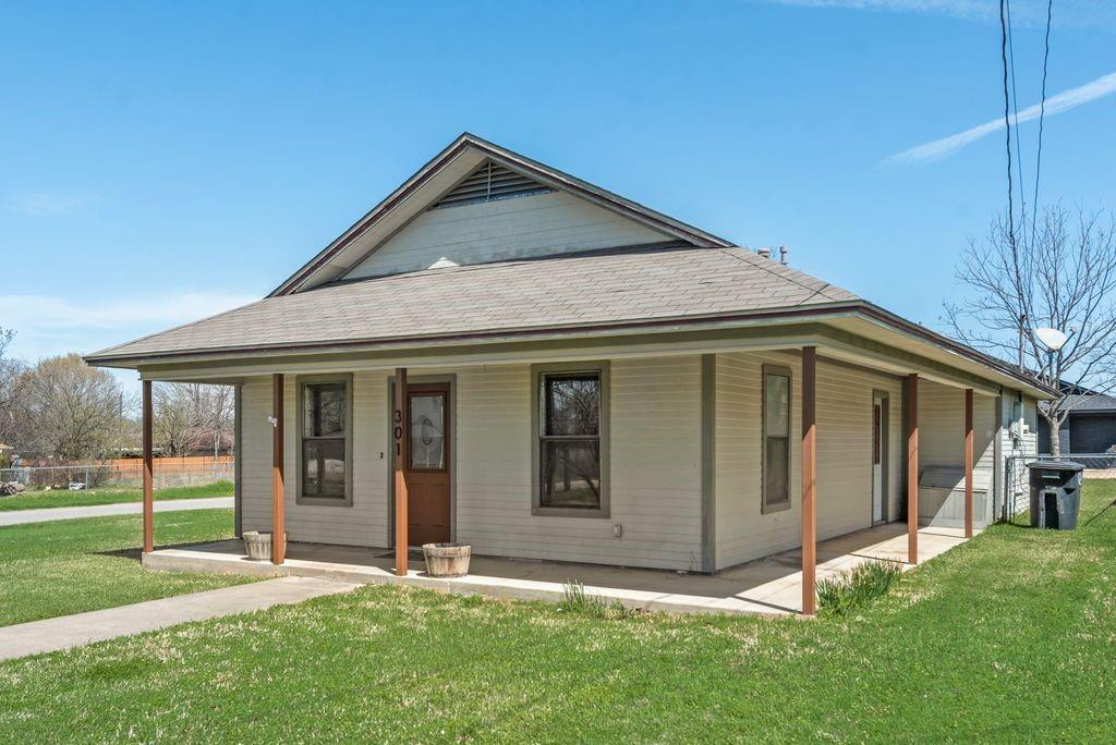301 Lipscomb Street Cleburne, TX 76031 - Photo 2 of 21 View of front of property with a front lawn, a porch, and roof with shingles