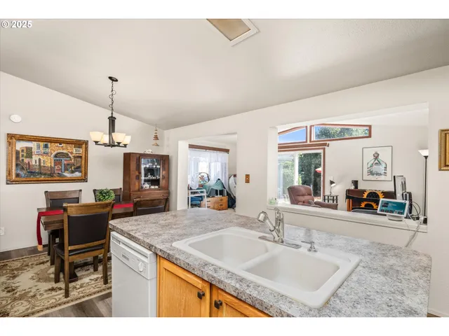 $189,000 | 4055 Royal Avenue, Unit 87, Eugene, OR 97402