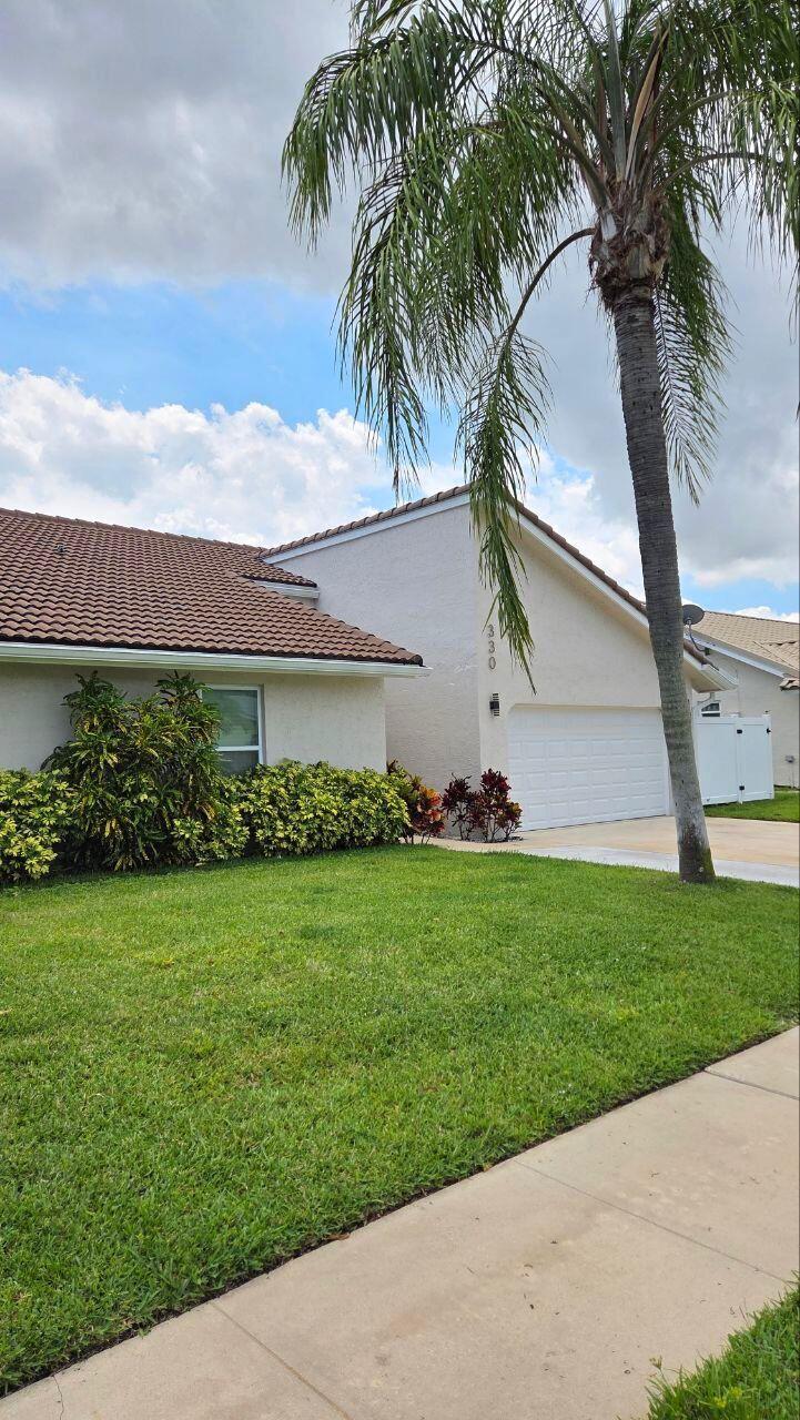 330 Sandalwood Lane Boca Raton, FL 33487 - Photo 2 of 22 a7e9a4e0-8bb9-473e-a86b-0ea10020e3b4
