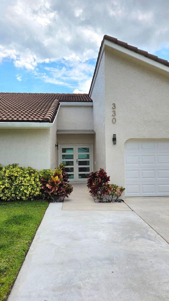 330 Sandalwood Lane Boca Raton, FL 33487 - Photo 3 of 22 3bf85d42-84b8-483a-b95a-2f893ecb30f0