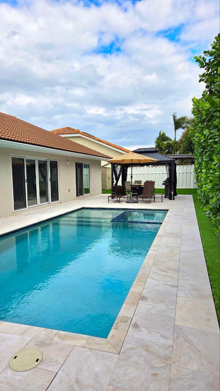330 Sandalwood Lane Boca Raton, FL 33487 - Photo 9 of 22 01c91b7d-3d16-4dea-889e-f30accd6908a