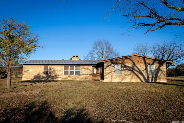a view of back yard of the house