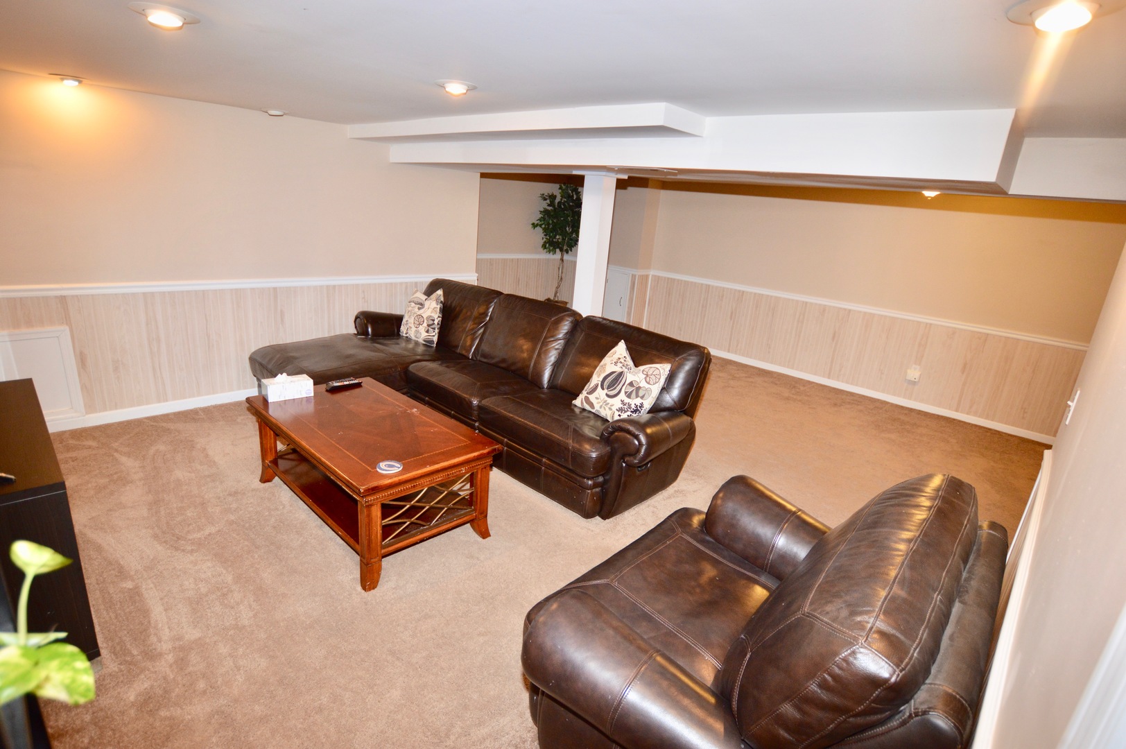 385 Willow Road Wauconda, IL 60084 - Photo 15 of 22 a living room with furniture