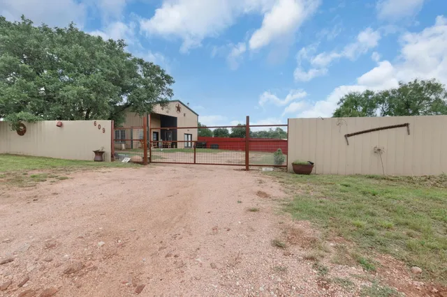 $299,000 | 609 West Leon Street, Llano, TX 78643