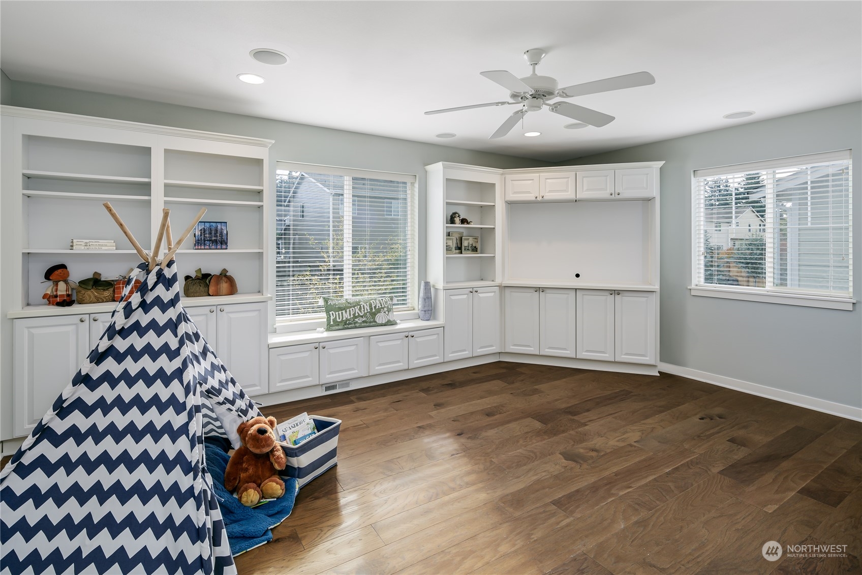 1053 Ridge Street Mukilteo, WA 98275 - Photo 21 of 34 Gallery Image 21