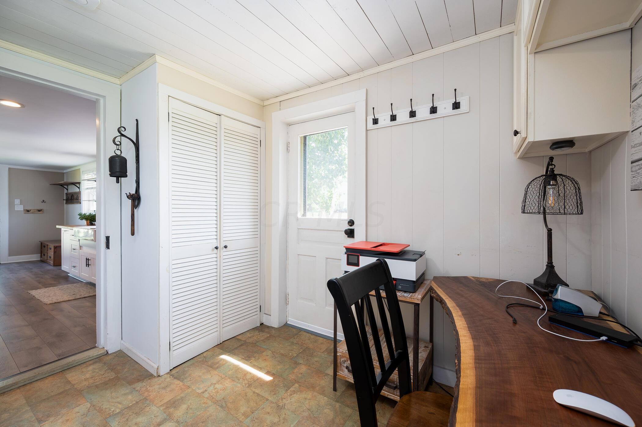 6711 Steitz Road Powell, OH 43065 - Photo 26 of 53 Office/Mudroom