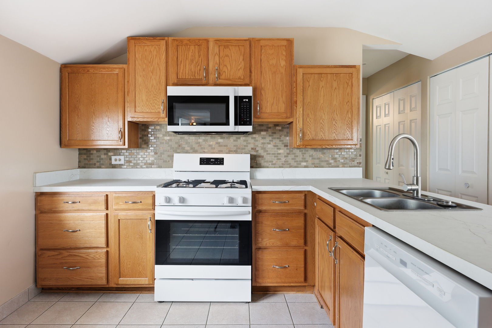204 Eagle Point Road Fox Lake, IL 60020 - Photo 10 of 17