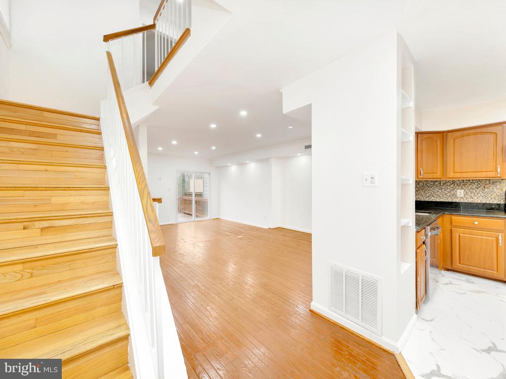 8510 Springfield Oaks Drive Springfield, VA 22153 - Photo 11 of 29 Main Level