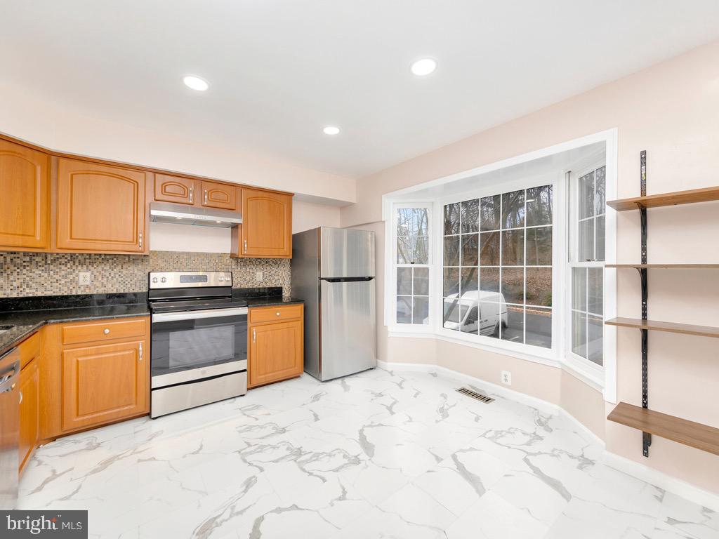 8510 Springfield Oaks Drive Springfield, VA 22153 - Photo 4 of 29 Kitchen