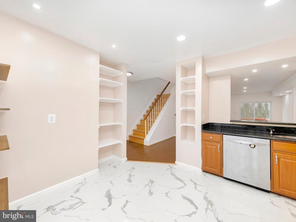 8510 Springfield Oaks Drive Springfield, VA 22153 - Photo 5 of 29 Kitchen