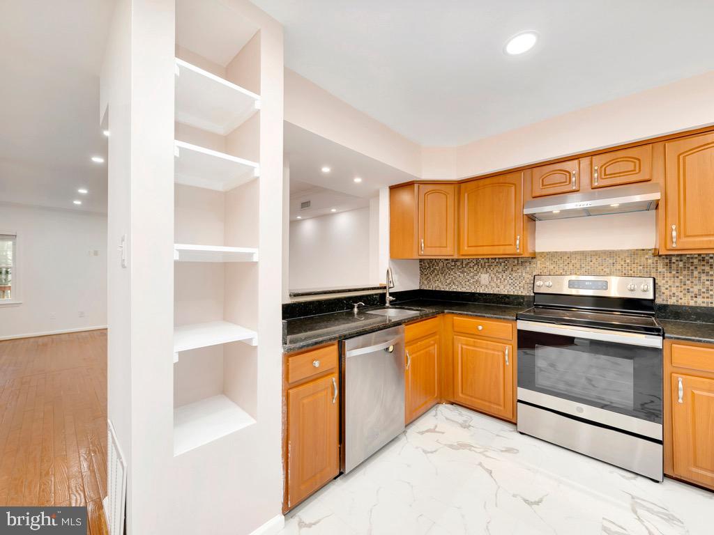 8510 Springfield Oaks Drive Springfield, VA 22153 - Photo 6 of 29 Kitchen