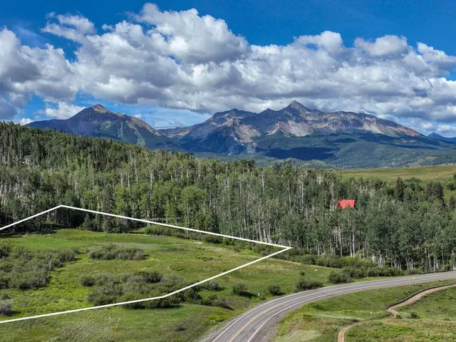 a view of a tennis court