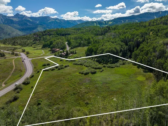 a view of a tennis court