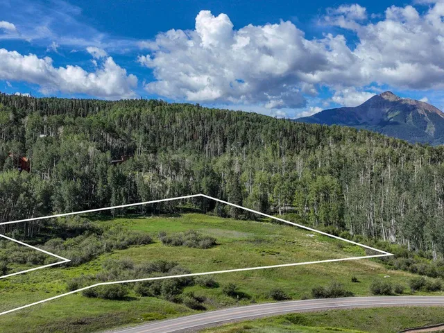 a view of a tennis court