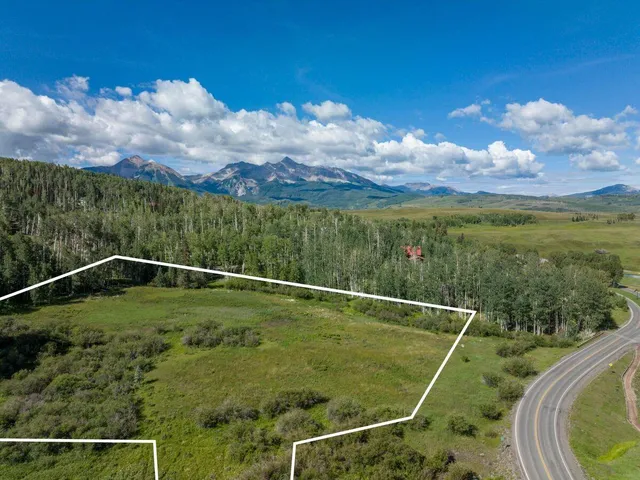 a view of a tennis court