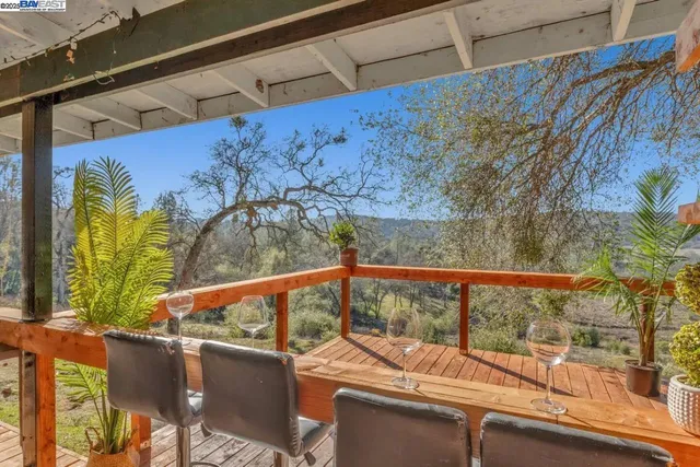 a view of sitting area with furniture