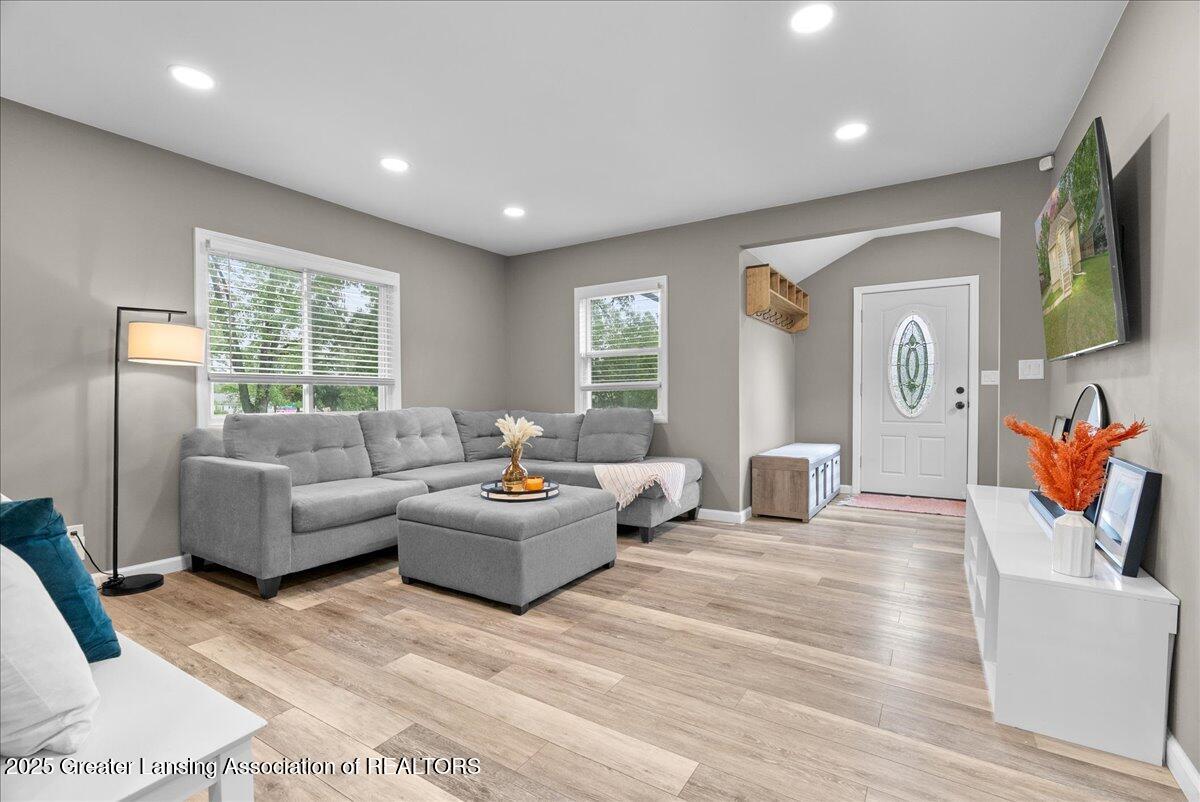 2914 West Holmes Road Lansing, MI 48911 - Photo 7 of 35 17-Media Jett - 17
