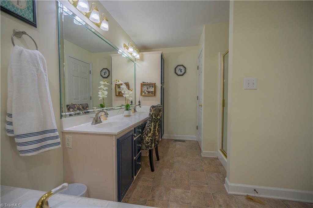 1611 Warf Road Lexington, NC 27292 - Photo 26 of 45 Primary Bathroom