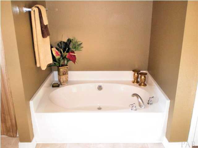 7151 Riverview Road Navarre, FL 32566 - Photo 15 of 18 Master suite garden tub