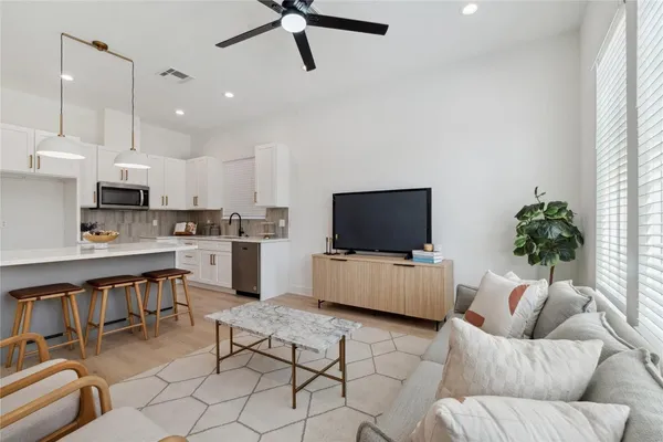 $2,200 | 6528 Weston Street, Unit A, Houston, TX 77021