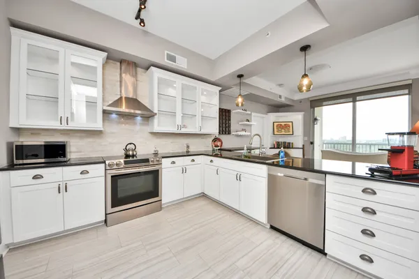 $4,400 | 3333 Allen Parkway, Unit 1303, Houston, TX 77019