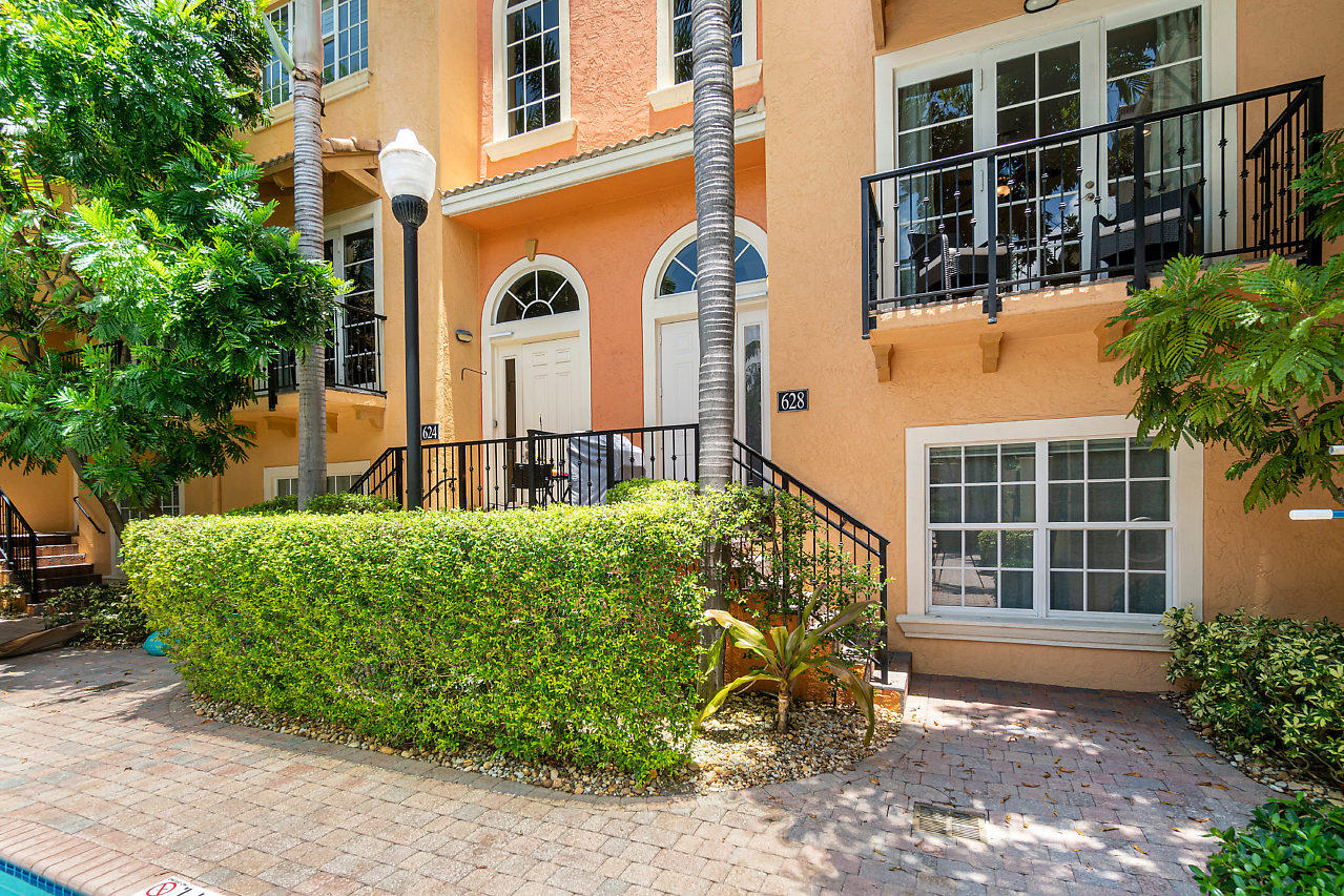 628 Renaissance Way Delray Beach, FL 33483 - Photo 4 of 31 628RenaissanceWay-Front door 1-small