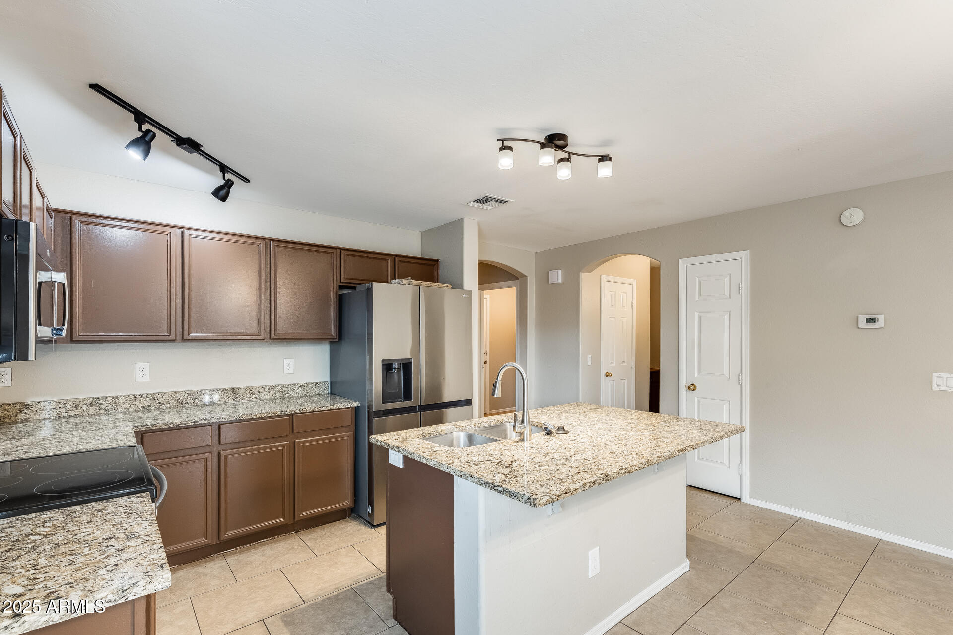 1824 West Lydia Lane Phoenix, AZ 85041 - Photo 12 of 41 10