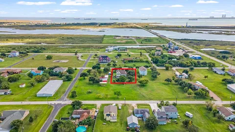 $500,000 | 813 Nelson Avenue, Port Bolivar, TX 77650