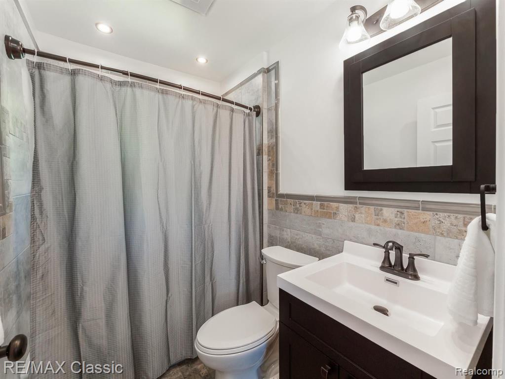 35948 Pinetree Street Livonia, MI 48150 - Photo 11 of 22