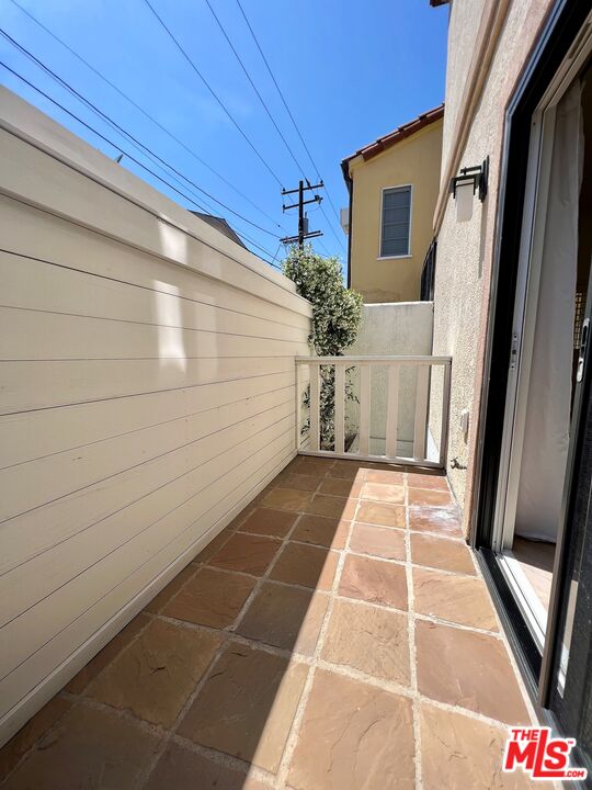 1128 17th Street, Unit E Santa Monica, CA 90403 - Photo 20 of 25 a view of a pathway with a potted plant