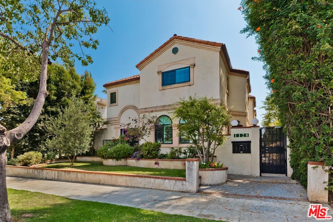 1128 17th Street, Unit E Santa Monica, CA 90403 - Photo 25 of 25 a front view of a house with a yard