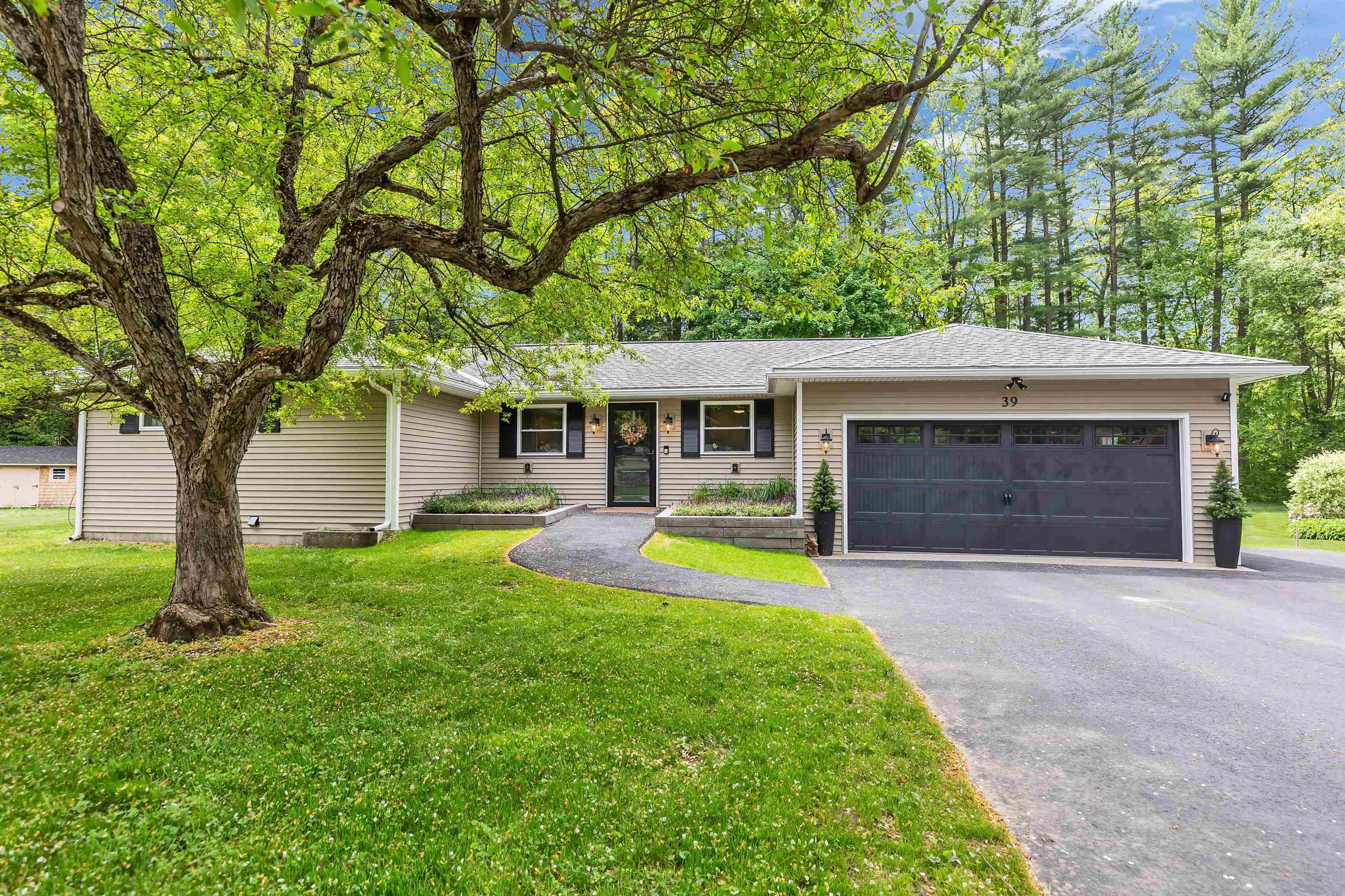 39 Kendall Road Keene, NH 03431 - Photo 2 of 48