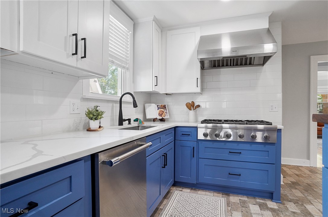 3382 Ormond Road Cleveland, OH 44118 - Photo 15 of 50 6 burner Thermador range with professional lighting and ventilation hood.