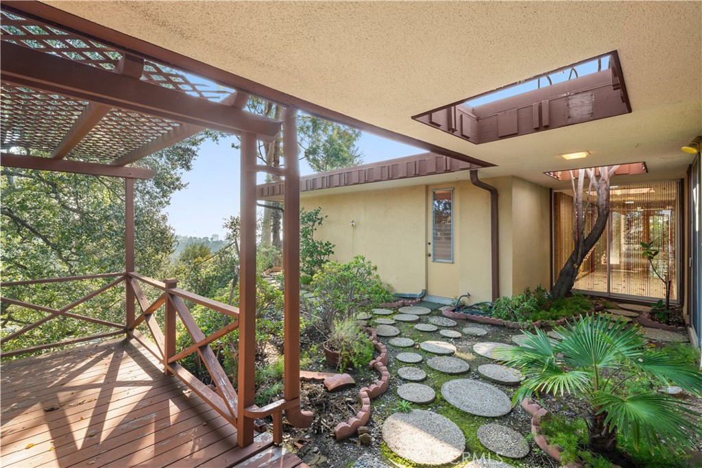 1470 Laurel Way Beverly Hills, CA 90210 - Photo 38 of 54