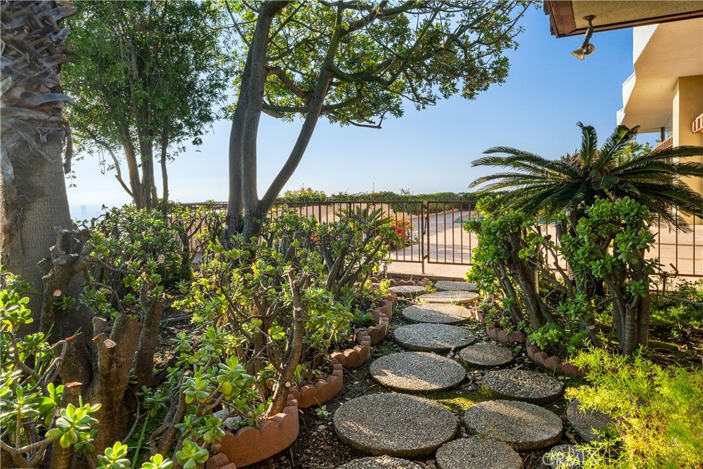 1470 Laurel Way Beverly Hills, CA 90210 - Photo 40 of 54