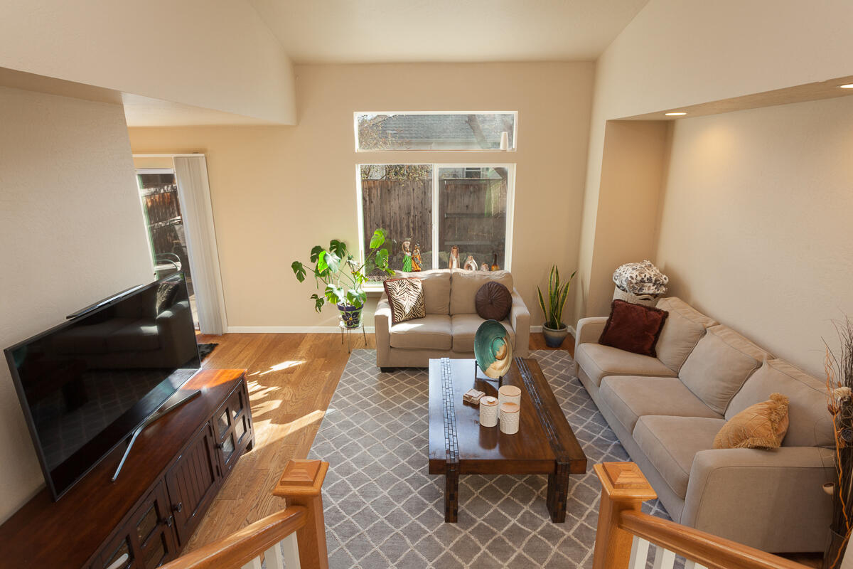 324 Live Oak Loop Central Point, OR 97502 - Photo 10 of 30 0010