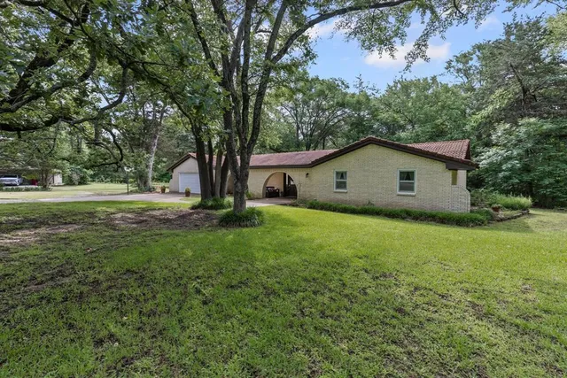 a view of a house with backyard and garden